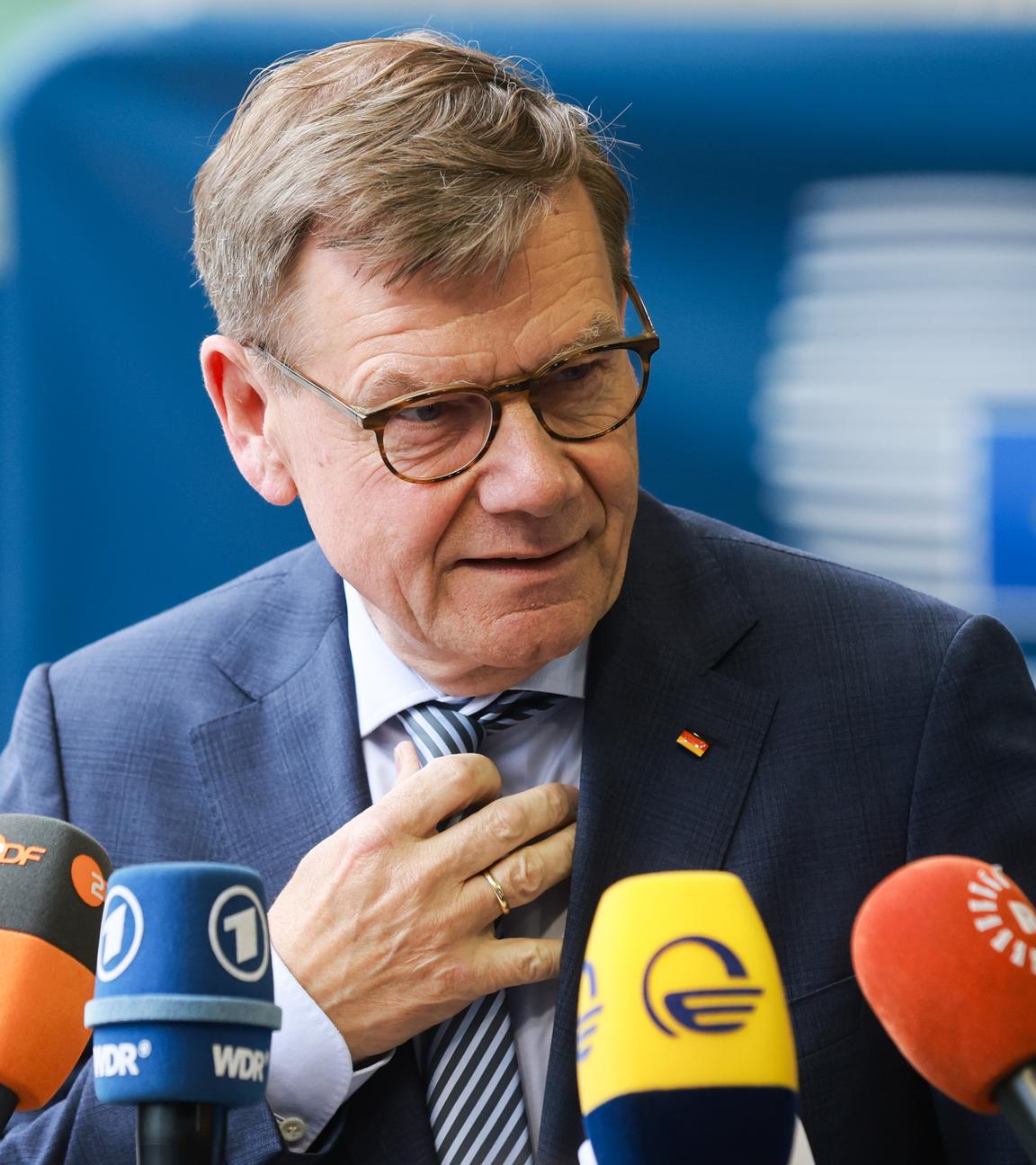 Der deutsche Außenminister Johann Wadephul sprach am 21. April 2026 bei seiner Ankunft zum Treffen des Rates „Auswärtige Angelegenheiten“ in Luxemburg-Stadt mit den Medien. Die EU-Außenminister erörterten die Lage im Nahen Osten, darunter den Krieg mit Beteiligung des Iran und dessen regionale Auswirkungen, sowie die zunehmenden Forderungen mehrerer Mitgliedstaaten, das Assoziierungsabkommen zwischen der EU und Israel aufgrund von Menschenrechtsbedenken im Gazastreifen zu überprüfen oder auszusetzen. Dies geht aus der Tagesordnung des Rates der Europäischen Union hervor.