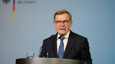 Johann Wadephul (CDU), Bundesaußenminister, spricht bei einer Pressekonferenz 