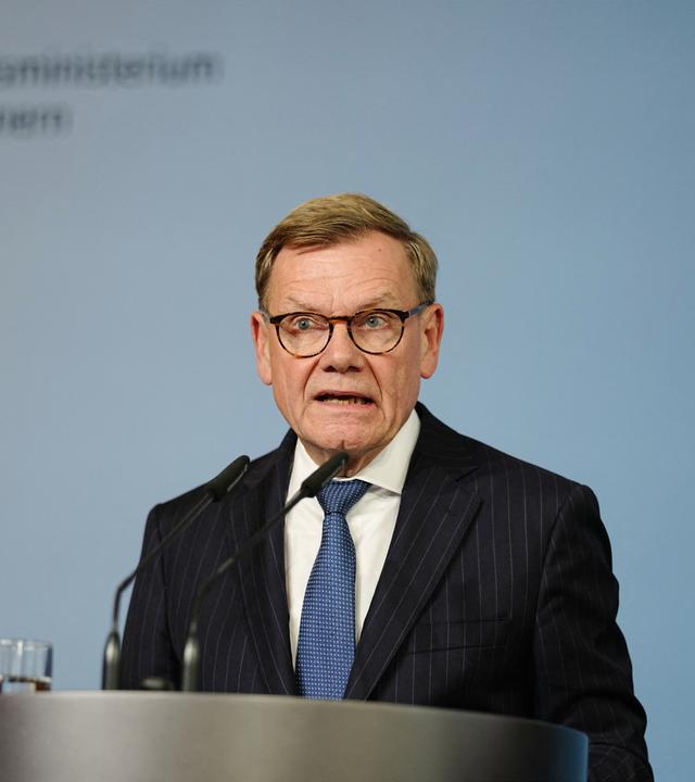 Johann Wadephul (CDU), Bundesaußenminister, spricht bei einer Pressekonferenz 
