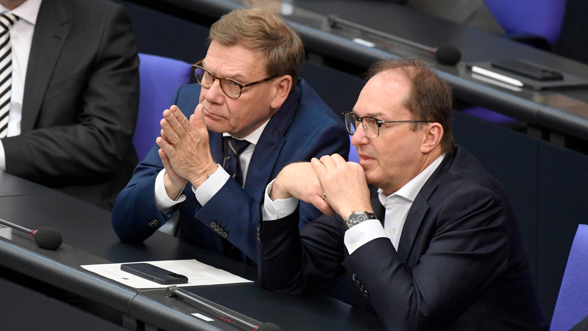 Johann Wadephul und Alexander Dobrindt in der 19. Sitzung des 21. Deutschen Bundestages im Reichstagsgebäude am 11.07.2025 in Berlin.