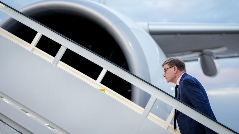 Johann Wadephul (CDU), Außenminister, steigt in den Airbus A350 der Luftwaffe für einen Flug nach New York