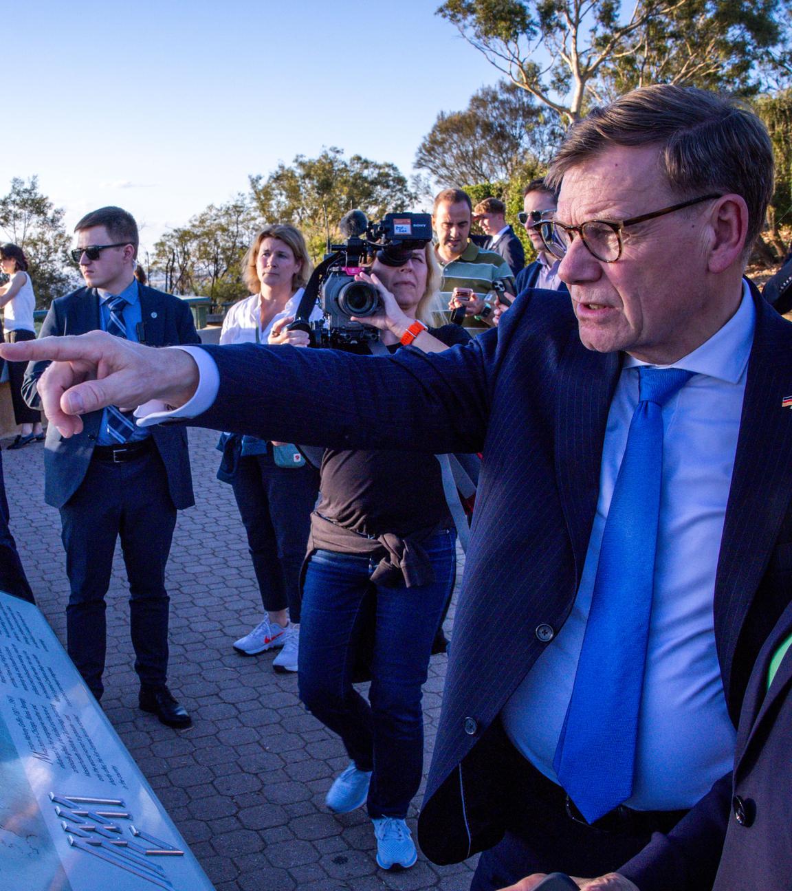 Außenminister Johann Wadephul (CDU) schaut nach seiner Ankunft in Australien von einem Aussichtspunkt auf die Hauptstadt Canberra. 