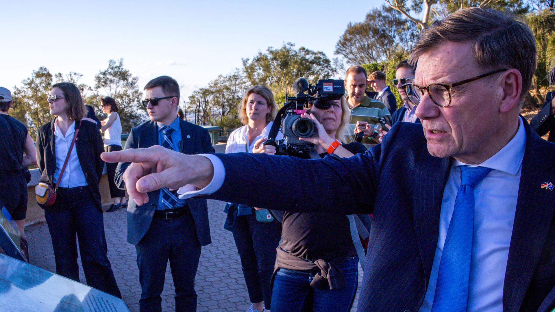 Außenminister Johann Wadephul (CDU) schaut nach seiner Ankunft in Australien von einem Aussichtspunkt auf die Hauptstadt Canberra. 