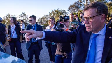 Außenminister Johann Wadephul (CDU) schaut nach seiner Ankunft in Australien von einem Aussichtspunkt auf die Hauptstadt Canberra. 