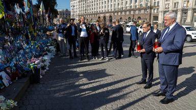 Der ukrainische Außenminister Andrii Sybiha (rechts) und der deutsche Außenminister Johann Wadephul (links) bei einer Gedenkfeier zu Ehren der im russisch-ukrainischen Krieg gefallenen ukrainischen Soldaten und internationalen Freiwilligen an einer provisorischen Gedenkstätte auf dem Unabhängigkeitsplatz in Kiew, Ukraine, am 22.08.2026.