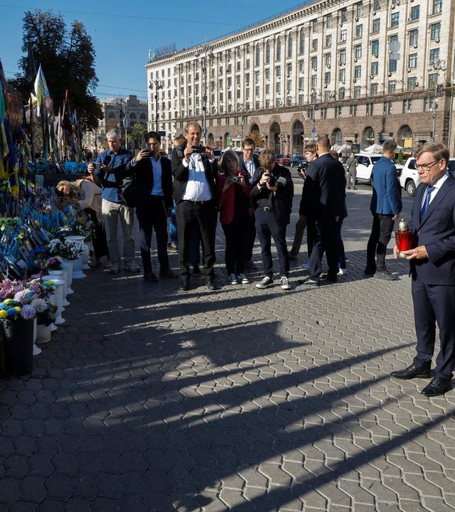Der ukrainische Außenminister Andrii Sybiha (rechts) und der deutsche Außenminister Johann Wadephul (links) bei einer Gedenkfeier zu Ehren der im russisch-ukrainischen Krieg gefallenen ukrainischen Soldaten und internationalen Freiwilligen an einer provisorischen Gedenkstätte auf dem Unabhängigkeitsplatz in Kiew, Ukraine, am 22.08.2026.