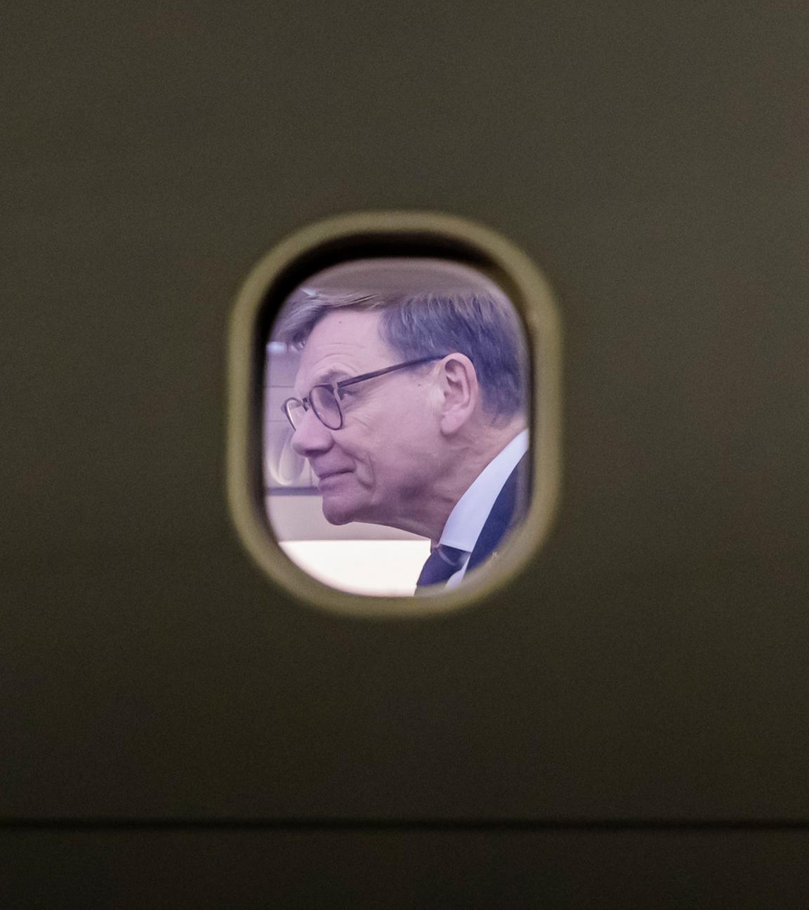 Johann Wadephul (CDU), Außenminister, ist vor dem Rückflug nach Berlin auf dem internationalen Flughafen von Vilnius im A321LR der Luftwaffe zu sehen. (Archiv)