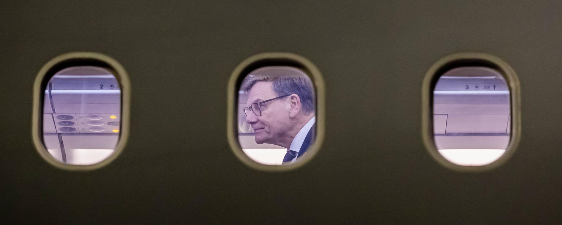 Johann Wadephul (CDU), Außenminister, ist vor dem Rückflug nach Berlin auf dem internationalen Flughafen von Vilnius im A321LR der Luftwaffe zu sehen. (Archiv)