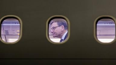 Johann Wadephul (CDU), Außenminister, ist vor dem Rückflug nach Berlin auf dem internationalen Flughafen von Vilnius im A321LR der Luftwaffe zu sehen. (Archiv)