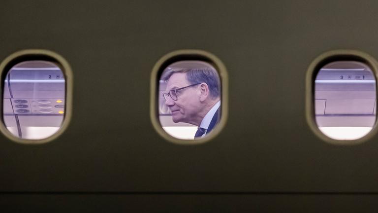 Johann Wadephul (CDU), Außenminister, ist vor dem Rückflug nach Berlin auf dem internationalen Flughafen von Vilnius im A321LR der Luftwaffe zu sehen. (Archiv)