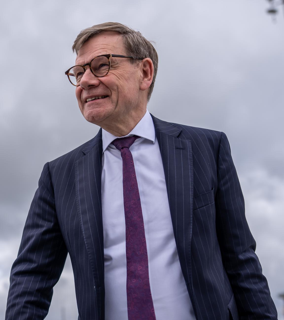 Johann Wadephul (CDU), Außenminister, steigt in den Flieger um zum Außenminister-Treffen der G7 in Frankreich zu reisen.