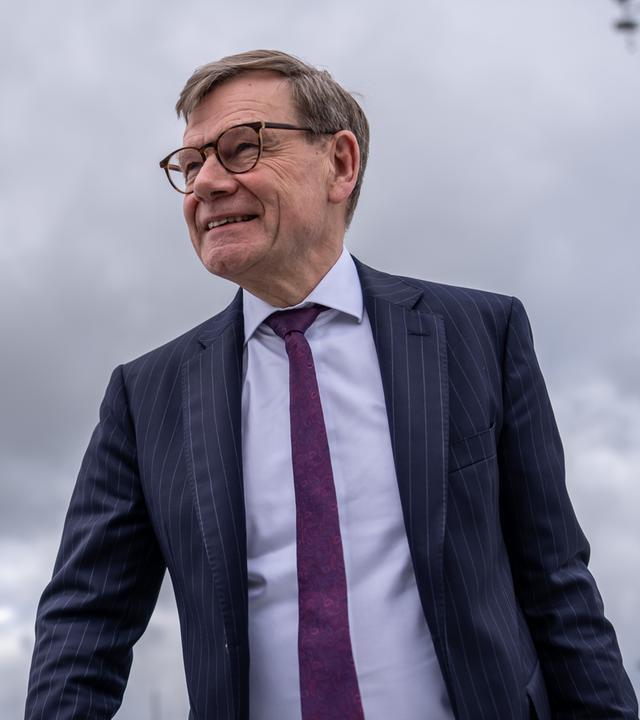 Johann Wadephul (CDU), Außenminister, steigt in den Flieger um zum Außenminister-Treffen der G7 in Frankreich zu reisen.