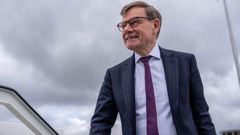 Johann Wadephul (CDU), Außenminister, steigt in den Flieger um zum Außenminister-Treffen der G7 in Frankreich zu reisen.