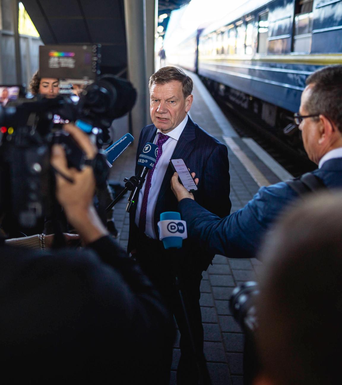 Bundesaussenminister Johann Wadephul stellt sich der Presse bei seiner Ankunft am Bahnhof in Kiew am 30.06.2025. 