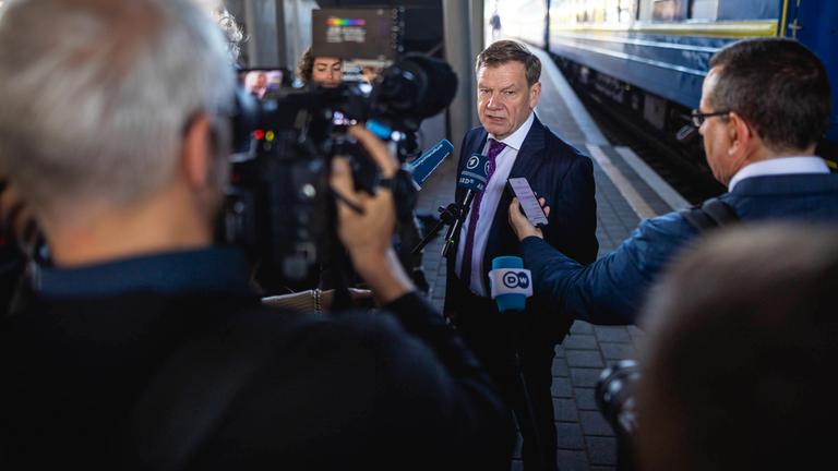 Bundesaussenminister Johann Wadephul stellt sich der Presse bei seiner Ankunft am Bahnhof in Kiew am 30.06.2025. 