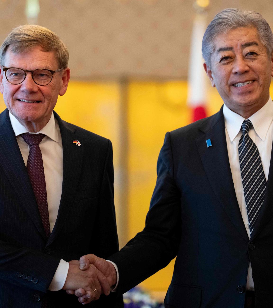 Der deutsche Außenminister Johann Wadephul (li.) und der japanische Außenminister Takeshi Iwaya geben sich vor ihrem Treffen im Iikura Guest House in Tokio am 18. August 2025 die Hand.