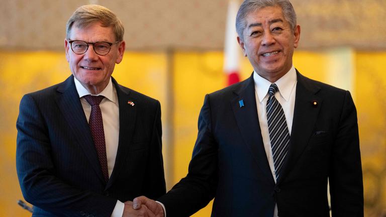 Der deutsche Außenminister Johann Wadephul (li.) und der japanische Außenminister Takeshi Iwaya geben sich vor ihrem Treffen im Iikura Guest House in Tokio am 18. August 2025 die Hand.