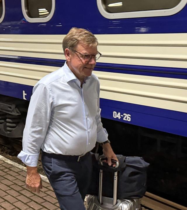 Wadephul läuft am Zug entland