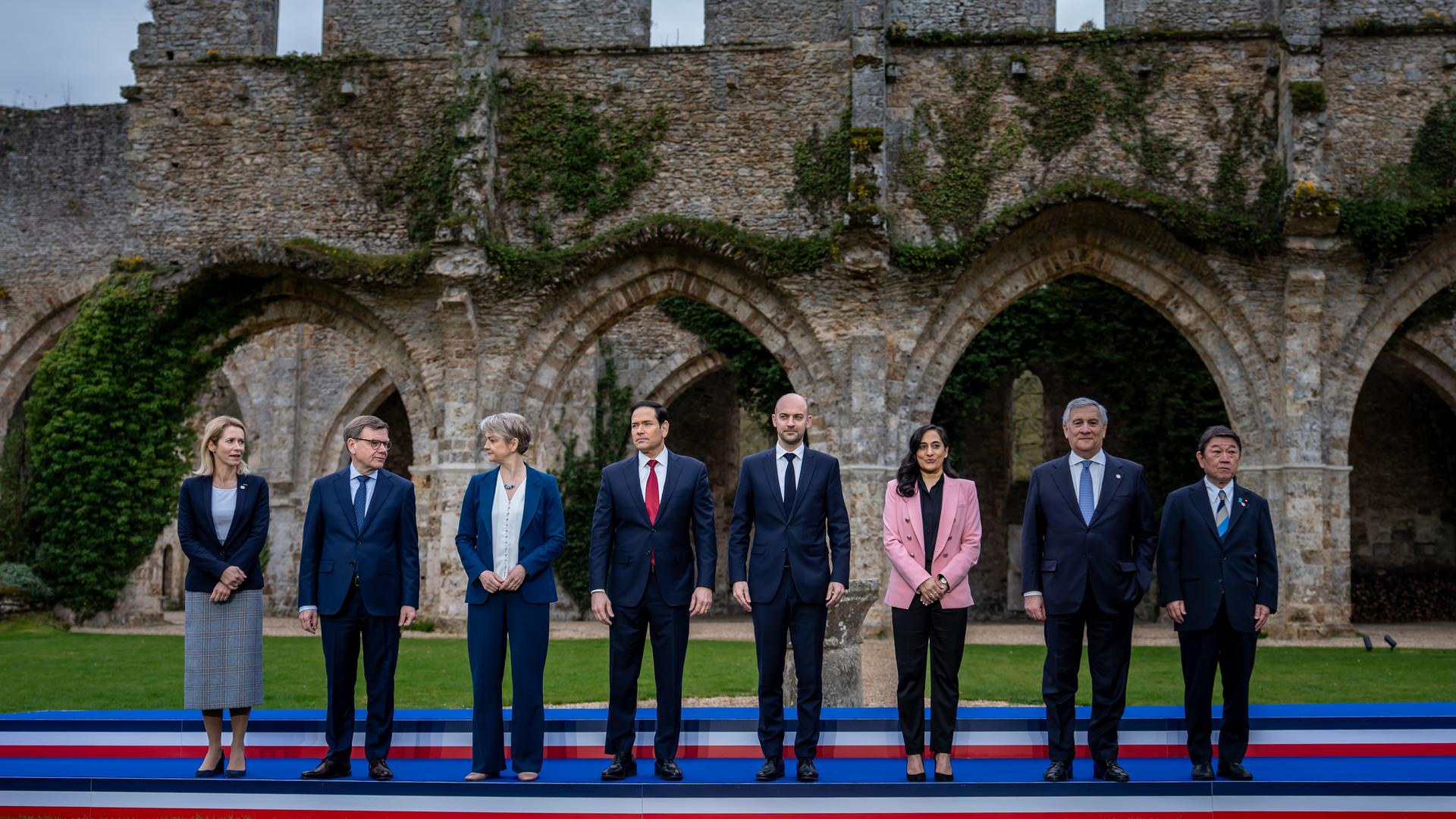 Außenminister Johann Wadephul (2.vl,CDU) steht bei dem Außenminister-Treffen der G7 in Frankreich neben seinen Amtskollegen und -kolleginnen am 27.03.2026.
