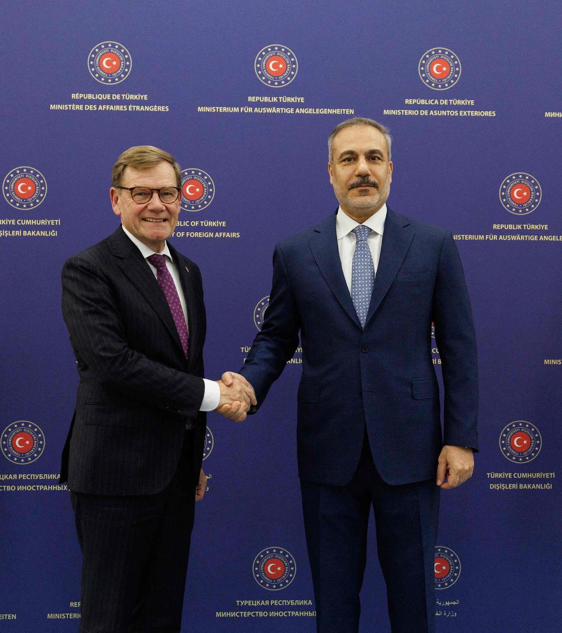 Dieses vom türkischen Außenministerium am 17. Oktober 2025 aufgenommene und veröffentlichte Foto zeigt den türkischen Außenminister Hakan Fidan (rechts) beim Händeschütteln mit dem deutschen Außenminister Johann Wadephul in Ankara, Türkei. 