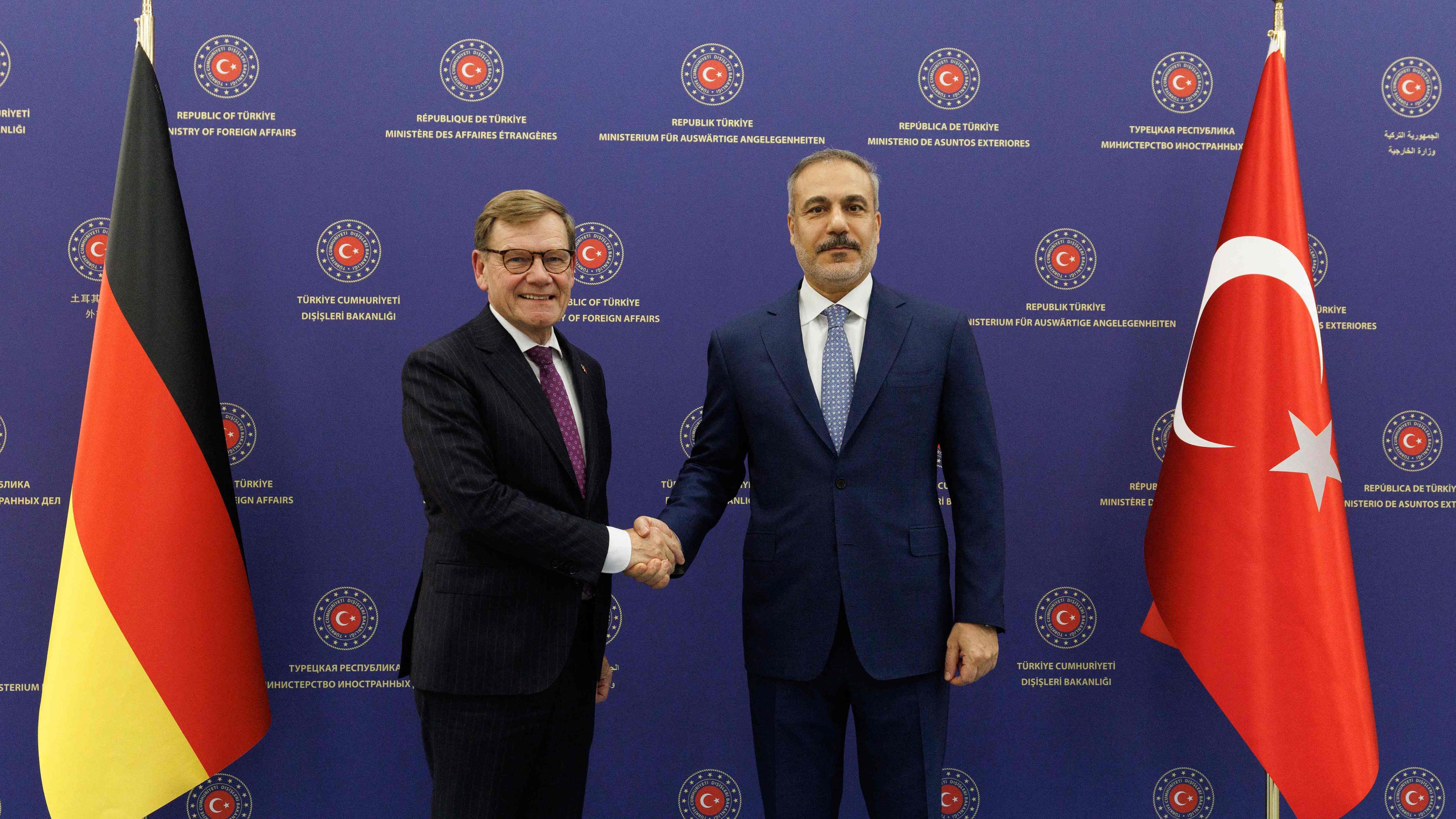 Dieses vom türkischen Außenministerium am 17. Oktober 2025 aufgenommene und veröffentlichte Foto zeigt den türkischen Außenminister Hakan Fidan (rechts) beim Händeschütteln mit dem deutschen Außenminister Johann Wadephul in Ankara, Türkei. 