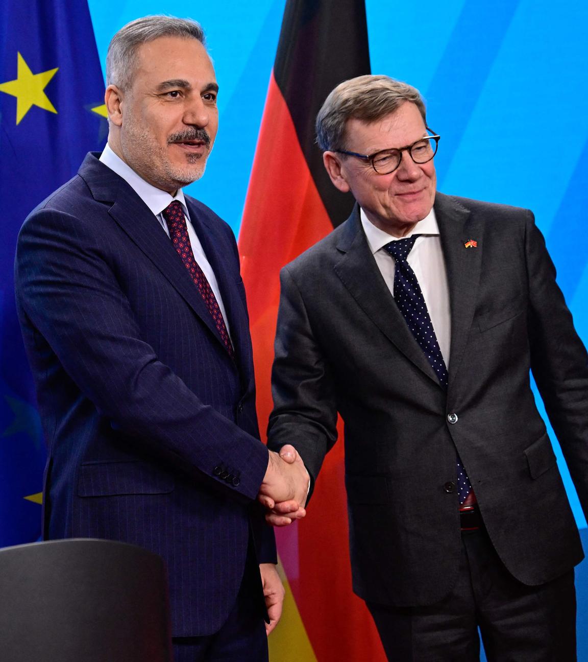 Der deutsche Außenminister Johann Wadephul (rechts) und sein türkischer Amtskollege Hakan Fidan geben sich am Ende ihrer gemeinsamen Pressekonferenz am 28.11.2025 im Auswärtigen Amt in Berlin die Hand.