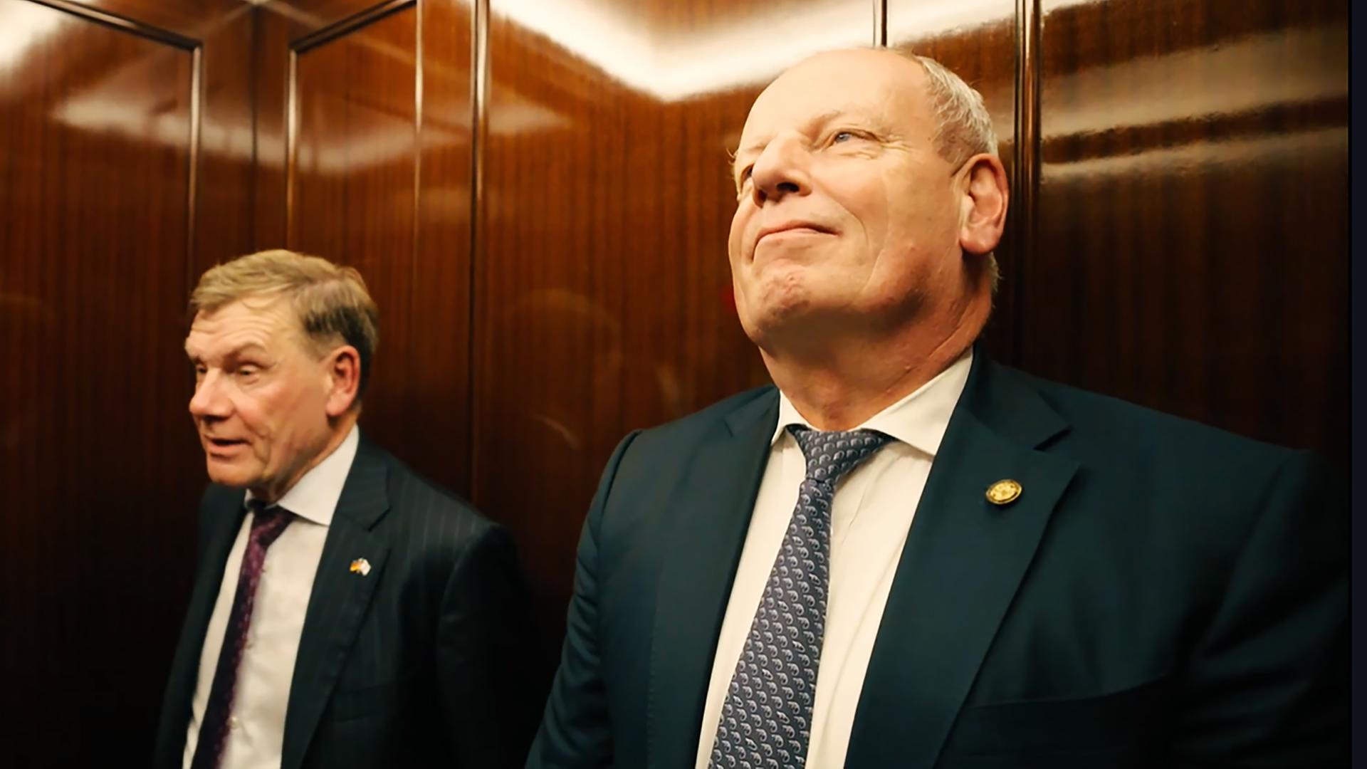 Außenminister Johann Wadephul (l., ohne Brille, nach dem Sport) und Deutschlands US-Botschafter Jens Hanefeld.