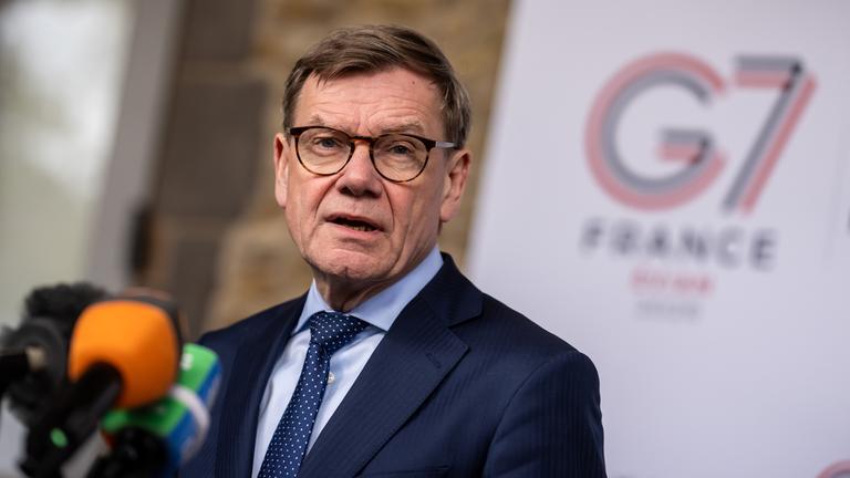 27.03.2026, Frankreich, Vaux-De-Cernay: Außenminister Johann Wadephul (CDU) nimmt an einem Pressestatement beim Außenminister-Treffen der G7 in Frankreich teil.