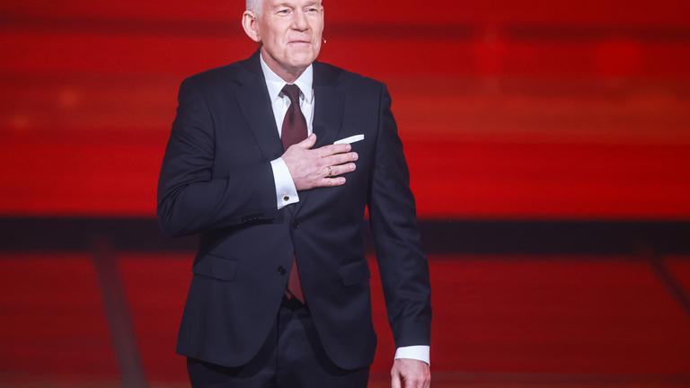 Der deutsche Fernsehmoderator und Journalist Johannes B. Kerner nimmt am 06.12.2025 an der Wohltätigkeitsgala „Ein Herz für Kinder” im Studio Berlin Adlershof in Berlin teil. 