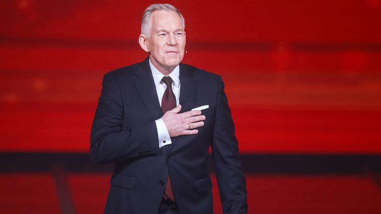 Der deutsche Fernsehmoderator und Journalist Johannes B. Kerner nimmt am 06.12.2025 an der Wohltätigkeitsgala „Ein Herz für Kinder” im Studio Berlin Adlershof in Berlin teil. 