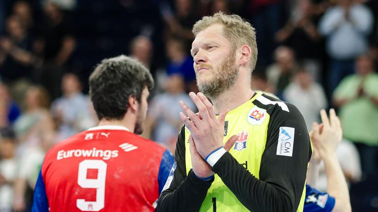 Hamburg: Handball: Bundesliga, HSV Hamburg - SG Flensburg-Handewitt: Hamburgs Torwart Johannes Bitter (r) applaudiert dem Publikum nach dem Spiel.