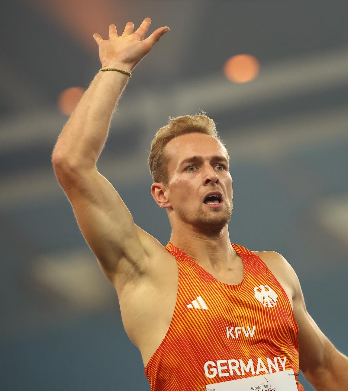 Johannes Floors (Deutschland) gewinnt Goldmedaille über 400 m (T62). 