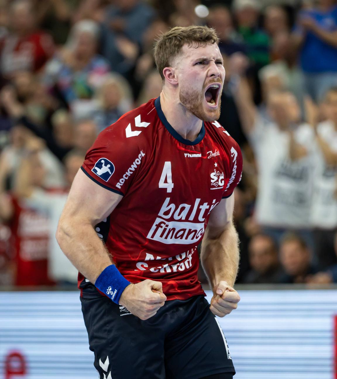 Johannes Golla ballt seine Fäuste und schreit beim Torjubel zum Sieg der "Spielgemeinschaft Flensburg Handewitt gegen den THW Kiel" in der Handball Bundesliga in Flensburg.