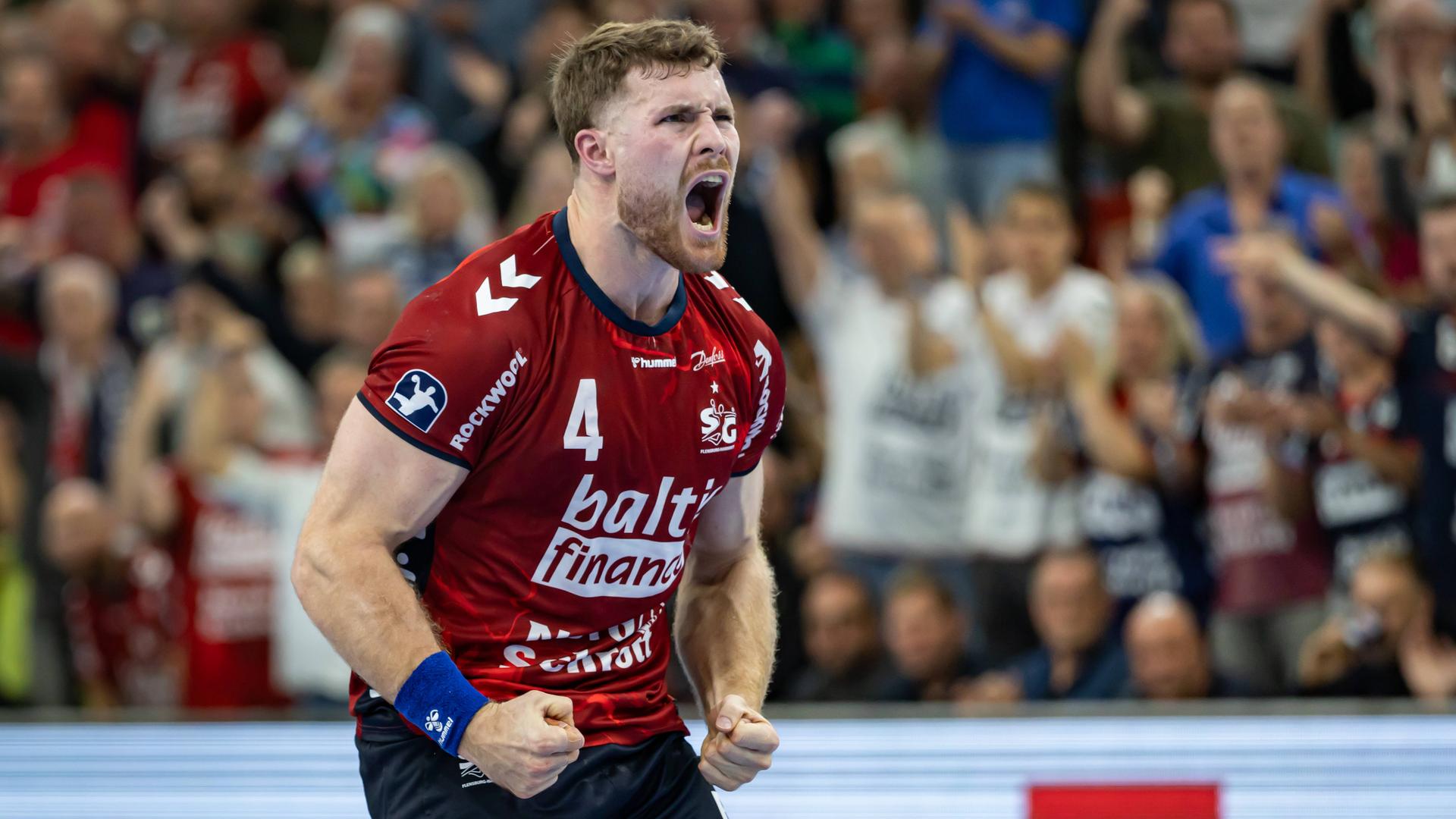Johannes Golla ballt seine Fäuste und schreit beim Torjubel zum Sieg der "Spielgemeinschaft Flensburg Handewitt gegen den THW Kiel" in der Handball Bundesliga in Flensburg.