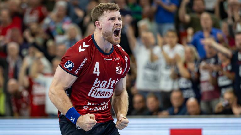 Johannes Golla ballt seine Fäuste und schreit beim Torjubel zum Sieg der "Spielgemeinschaft Flensburg Handewitt gegen den THW Kiel" in der Handball Bundesliga in Flensburg.
