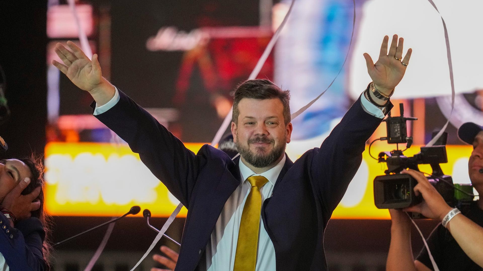 Johannes Kaiser Mitglied der Nationalen Libertären Partei gestikuliert während einer Kundgebung vor den bevorstehenden Parlamentswahlen am Mittwoch, 12. November 2025, in Santiago, Chile.