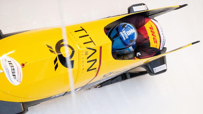 Die deutschen Bobsportler Johannes Lochner und Georg Fleischhauer in ihrem Zweierbob beim Bob Weltcup in Winterberg