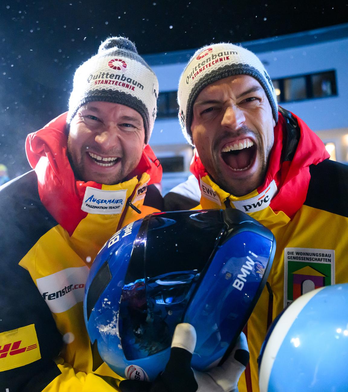 Die deutschen Bobsportler Johannes Lochner und Georg Fleischhauer jubeln nach ihrem Sieg im Bob Weltcup im Zweierbob in Winterberg