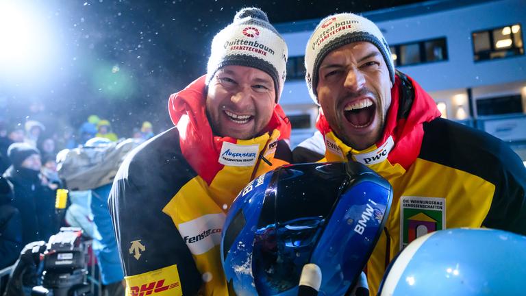 Die deutschen Bobsportler Johannes Lochner und Georg Fleischhauer jubeln nach ihrem Sieg im Bob Weltcup im Zweierbob in Winterberg