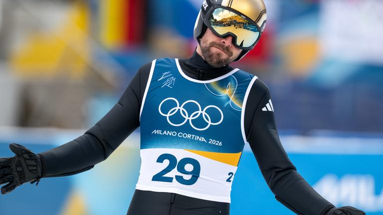 Der deutsche Nordische Kombinierer Johannes Rydzek gestikuliert enttäuscht nach seinem Skisprung bei den Olympischen Winterspielen 2026 in Cortina