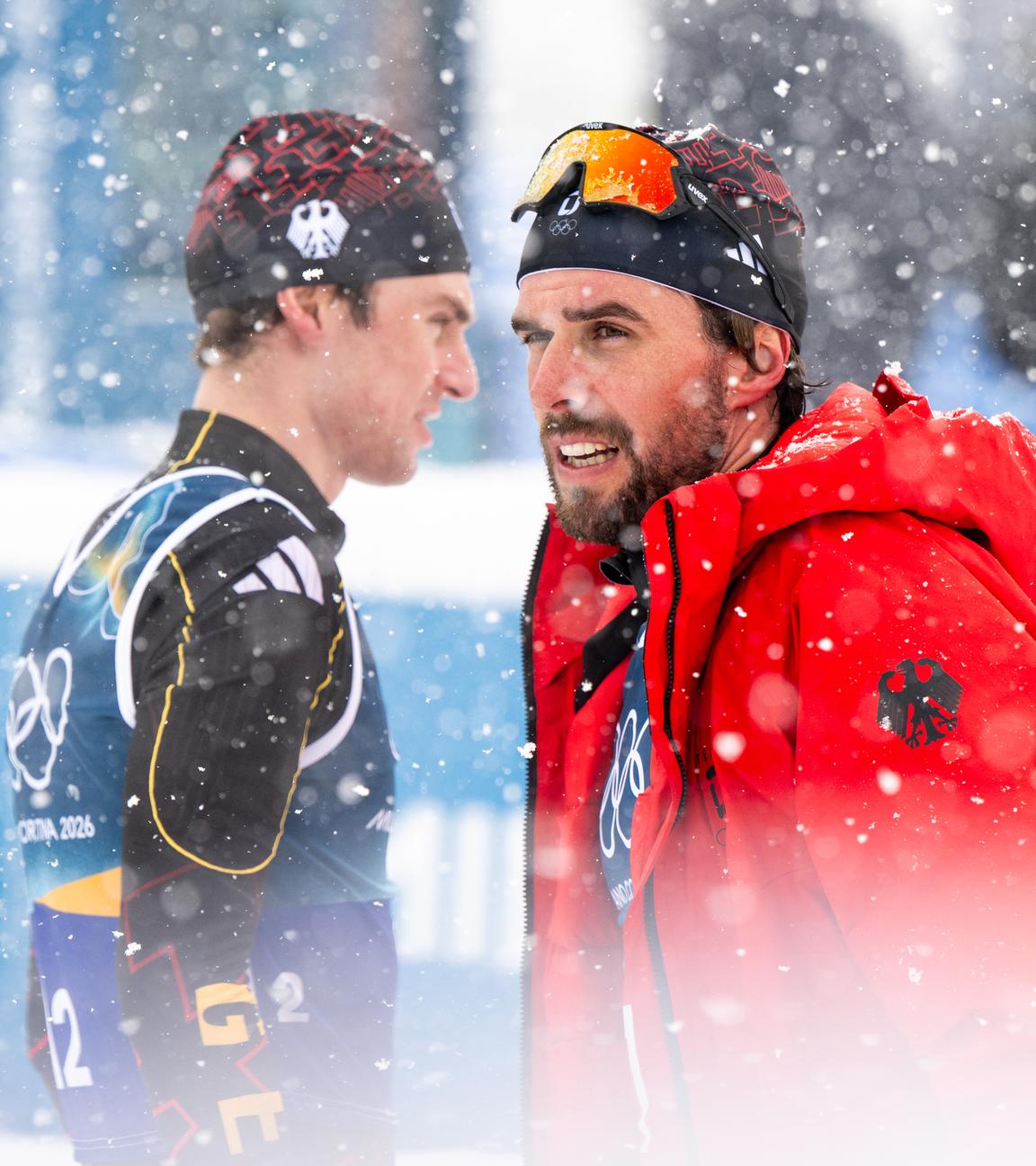 Johannes Rydzek ärgert sich im Ziel, dahinter Vinzenz Geiger am 19.02.2026 in Tesero. 