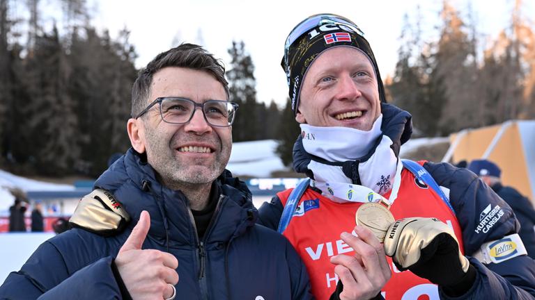 Ole Einar Björndalen (l) und Johannes Thingnes Bö (r) aus Norwegen, die beiden erfolgreichsten Biathleten, stehen nebeneinander in der Roland Arena Lenzerheide.
