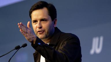 Der Bundesvorsitzende der Jungen Union, Johannes Winkel, steht beim Deutschlandtag der Jungen Union auf der Bühne