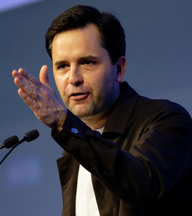 Der Bundesvorsitzende der Jungen Union, Johannes Winkel, steht beim Deutschlandtag der Jungen Union auf der Bühne