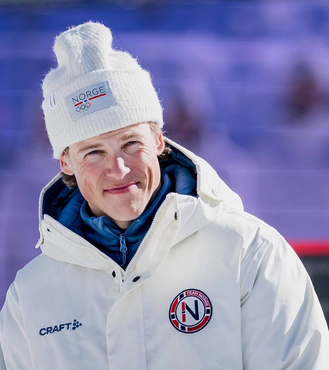 Der norwegische Skilangläufer Johannes Høsflot Klæbo bei der Medaillenzeremonie nach der Ski Langlauf Entscheidung bei den Olympischen Winterspielen 2026 in Cortina