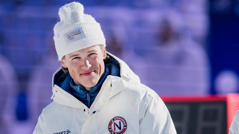 Der norwegische Skilangläufer Johannes Høsflot Klæbo bei der Medaillenzeremonie nach der Ski Langlauf Entscheidung bei den Olympischen Winterspielen 2026 in Cortina