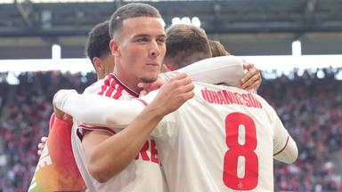 Isak Jóhannesson und Said El Mala vom 1. FC Köln jubeln über Jóhannessons Treffer zum 1:0 gegen Borussia Mönchengladbach