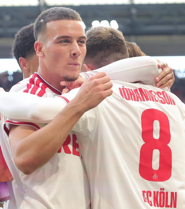 Isak Jóhannesson und Said El Mala vom 1. FC Köln jubeln über Jóhannessons Treffer zum 1:0 gegen Borussia Mönchengladbach