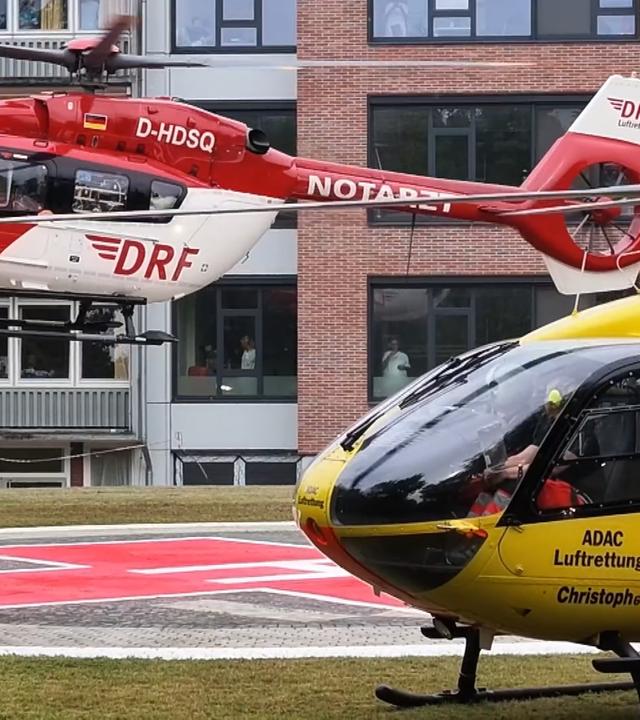 Kritische Patienten werden mit Hubschraubern evakuiert.