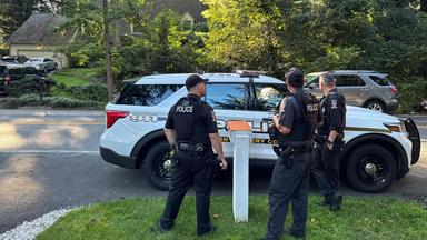 Polizisten des Montgomery County stehen vor dem Haus von John Bolton, dem ehemaligen nationalen Sicherheitsberater von Donald Trump